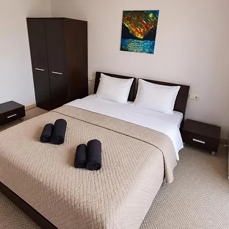 Green Life Mountain View & Fireplace Apartment
